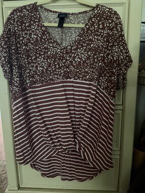 Daytrip by Buckle Burgundy Animal Print & Stripe Twist Front Top Women’s Small s